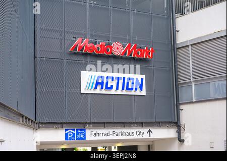 Iserlohn, Deutschland - 05. Juni 2026: Geschäftshaus mit MediaMarkt und Action Signage. Stockfoto