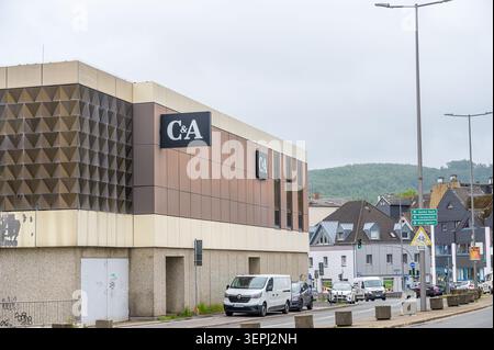 Iserlohn, Deutschland - 05. Juni 2026: C&A-Ladengebäude mit geparkten Autos auf der Straße. Stockfoto