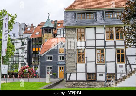 Iserlohn, Deutschland - 05. Juni 2026: Historisches Fachwerkgebäude mit Schieferdach. Stockfoto