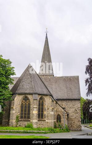 Iserlohn, Deutschland - 05. Juni 2026: Historische Steinkirche mit hohem Turm und Kreuz. Stockfoto