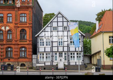 Iserlohn, Deutschland - 05. Juni 2026: Fachwerkhaus an der Straße mit umliegenden Gebäuden. Stockfoto