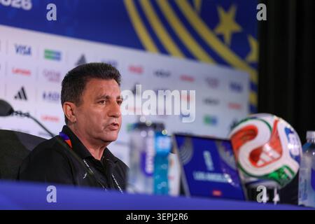Los Angeles, USA. Juni 2026. Der iranische Cheftrainer Amir Ghalenoei nimmt am 14. Juni 2026 an einer Pressekonferenz im Los Angeles Stadium in Los Angeles Teil. Quelle: Mao Siqian/Xinhua/Alamy Live News Stockfoto
