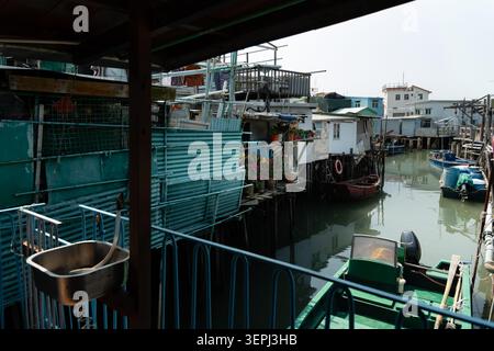 Blick von einem Stelzenhaus Balkon mit Blick auf einen ruhigen Wasserweg gesäumt von traditionellen Wohnungen im Dorf Tai O, Lantau Island, Hongkong Stockfoto