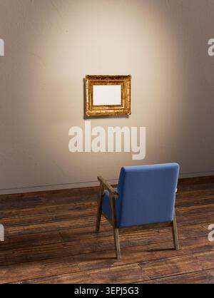 Moderner blauer Sessel, der einen leeren kunstvoll verzierten goldenen Bilderrahmen an einer strukturierten Wand in einer minimalistischen Kunstgalerie ansieht Stockfoto