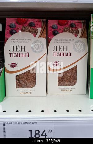 MOSKAU, Russland - 21. März 2026. Zwei Kisten mit ganzen dunklen Leinsamen von Lifeway werden in einem Lebensmittelgeschäft in Russland ausgestellt. Die Produkte sind zielgerichtet Stockfoto