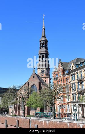 Blick auf die Katharinenkirche in Hamburg. Die Kirche befindet sich neben dem Zollcanal, einem Schifffahrtskanal aus dem 19. Jahrhundert. Stockfoto