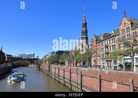 Blick auf die Katharinenkirche in Hamburg. Die Kirche befindet sich neben dem Zollcanal, einem Schifffahrtskanal aus dem 19. Jahrhundert. Stockfoto