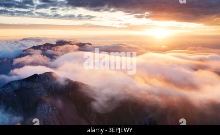 Atemberaubender Panoramablick auf eine Bergkette, Ennstaler Alpen, Steiermark, Österreich. Ihre Gipfel waren in Nebel gehüllt. Raues Gelände in den österreichischen Alpen. Wanderl Stockfoto