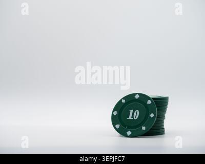 Poker-Chips auf weißem Hintergrund Stockfoto