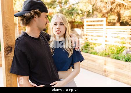 Gen Z-Paar steht zusammen im Hinterhof Stockfoto