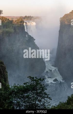 Nahaufnahme der Victoriafälle an der Grenze zu Simbabwe und Sambia. Stockfoto