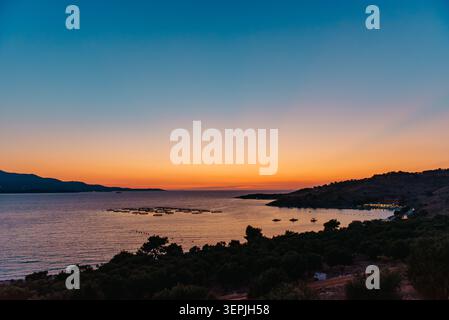 Blue-Hour-Blick über den Strand von Ksamil an der albanischen Riviera Stockfoto
