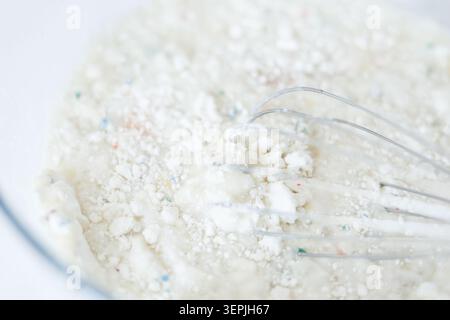 Kuchenteig mit Streuseln in einer Schüssel rühren Stockfoto