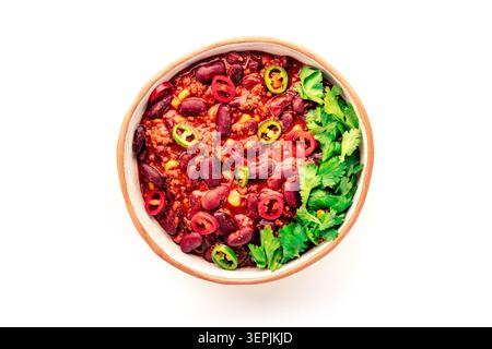 Chili con Carne in Keramikschale, isoliert auf weißem Hintergrund, über Kopf flach Stockfoto