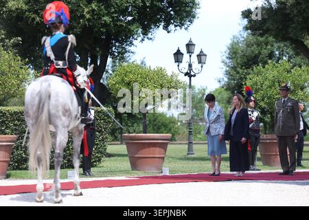 Rom, Italien. Juni 2026. Rom, Italien - 15. Juni 2026: In der Villa Pamphilj trifft sich Premierminister Giorgia Meloni mit dem japanischen Premierminister Sanae Takaichi. Die Tagung bekräftigt die Stärke der bilateralen Beziehungen und das gemeinsame Engagement für die Stärkung der Zusammenarbeit und Freundschaft zwischen Italien und Japan in Schlüsselbereichen von strategischem Interesse. Quelle: Unabhängige Fotoagentur/Alamy Live News Stockfoto