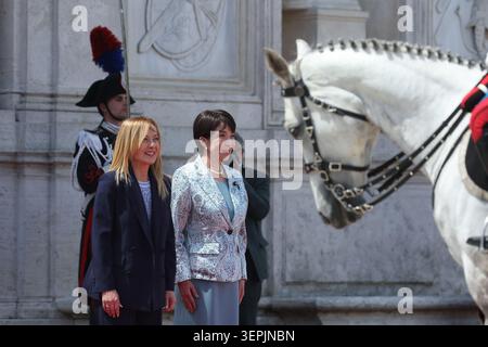 Rom, Italien. Juni 2026. Rom, Italien - 15. Juni 2026: In der Villa Pamphilj trifft sich Premierminister Giorgia Meloni mit dem japanischen Premierminister Sanae Takaichi. Die Tagung bekräftigt die Stärke der bilateralen Beziehungen und das gemeinsame Engagement für die Stärkung der Zusammenarbeit und Freundschaft zwischen Italien und Japan in Schlüsselbereichen von strategischem Interesse. Quelle: Unabhängige Fotoagentur/Alamy Live News Stockfoto