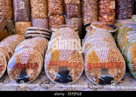 Traditionelle usbekische Geschenkkörbe mit getrockneten Früchten und Nüssen, in Cellophan gewickelt, auf dem Markt in Taschkent. Konzept: Östliche Gastfreundschaft Zentralasiens Stockfoto