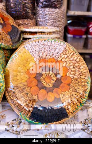 Traditionelle usbekische Geschenkkörbe mit getrockneten Früchten und Nüssen, in Cellophan gewickelt, auf dem Markt in Taschkent. Konzept: Östliche Gastfreundschaft Zentralasiens Stockfoto