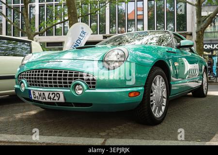 BERLIN - 10. MAI 2026: Vorderansicht des persönlichen Luxusautos Ford Thunderbird, 2002. Classic Days Berlin. Stockfoto