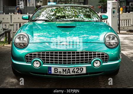 BERLIN - 10. MAI 2026: Vorderansicht des persönlichen Luxusautos Ford Thunderbird, 2002. Classic Days Berlin. Stockfoto