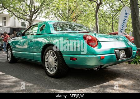 BERLIN - 10. MAI 2026: Persönlicher Luxuswagen Ford Thunderbird, 2002. Classic Days Berlin. Stockfoto