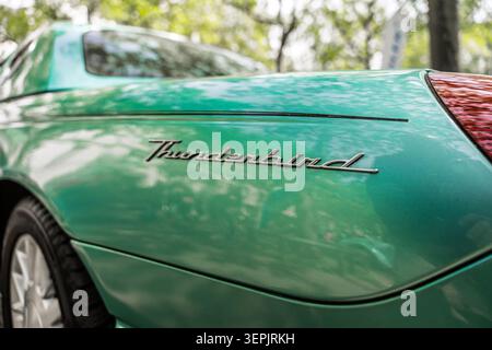 BERLIN - 10. MAI 2026: Details zum persönlichen Luxuswagen Ford Thunderbird, 2002. Classic Days Berlin. Stockfoto