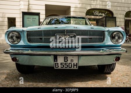 BERLIN - 10. MAI 2026: Sportwagen Ford Mustang Cabrio, 1965. Classic Days Berlin. Stockfoto