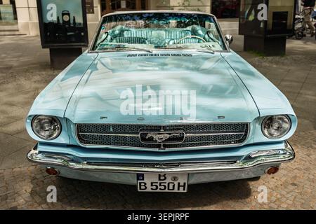BERLIN - 10. MAI 2026: Sportwagen Ford Mustang Cabrio, 1965. Classic Days Berlin. Stockfoto