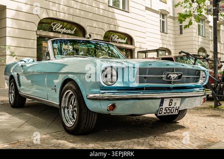 BERLIN - 10. MAI 2026: Sportwagen Ford Mustang Cabrio, 1965. Classic Days Berlin. Stockfoto