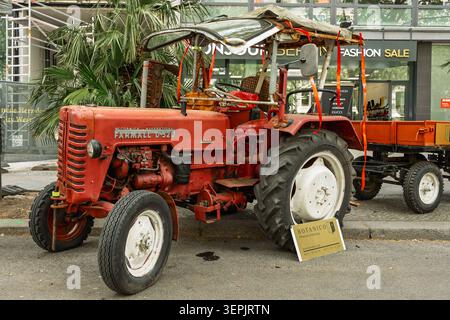 BERLIN - 10. MAI 2026: Landwirtschaftstraktor McCormick International Farmall D-320 Diesel. Classic Days Berlin. Stockfoto