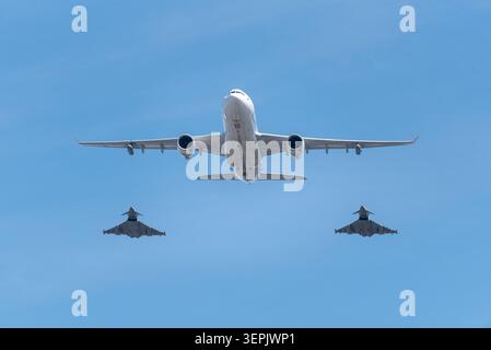 King's Birthday Flypast After Trooping the Colour 2026, in The Mall, London, Großbritannien. Royal Air Force Airbus Voyager KC3 mit zwei Eurofighter Typhoon-Jets Stockfoto