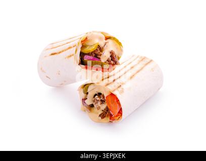Zwei Wraps mit Fleisch, Gemüse und Soße stehen nebeneinander auf weißem Hintergrund. Sie zeigen die frischen Zutaten im Inneren und die gegrillten Markierungen auf den Wraps. Stockfoto