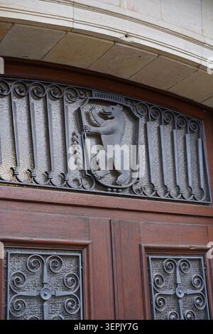 Berlin, Deutschland - 14. Juni 2026: Schmiedeeiserner Grill mit dem Wappentier Berlin Bär über der Eingangstür der Frankfurter Allee 15. Stockfoto