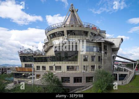 ULAN-UDE, RUSSLAND - 05. SEPTEMBER 2025: Modernes Gebäude 'Evenki Center 'Arun'. Ulan-Ude, Burjatien Stockfoto
