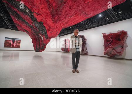 15. Juni 2026 Anish Kapoor posiert mit dem Mount Moriah am Gate of the Ghetto 2022 in der Hayward Gallery London Stockfoto