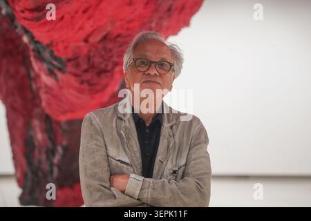 15. Juni 2026 Anish Kapoor posiert mit dem Mount Moriah am Gate of the Ghetto 2022 in der Hayward Gallery London Stockfoto