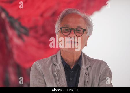 15. Juni 2026 Anish Kapoor posiert mit dem Mount Moriah am Gate of the Ghetto 2022 in der Hayward Gallery London Stockfoto