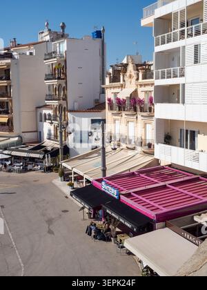 Sitges, Spanien - 20. März 2026: Ein detaillierter Blick auf ein wunderschön erhaltenes historisches Gebäude am Ufer von Sitges mit kunstvollen Steinschnitzereien Stockfoto