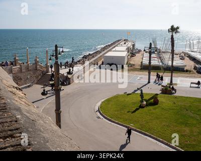 Sitges, Spanien - 20. März 2026: Panoramablick vom Baluard-Platz aus in einem Hochwinkel mit Blick auf das Mittelmeer. Das Foto fängt den Stein ein Stockfoto