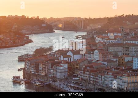 Panoramablick auf Portos historisches Viertel Ribeira und den Fluss Douro, Blick auf den Atlantik vom Kloster Serra do Pilar aus Stockfoto