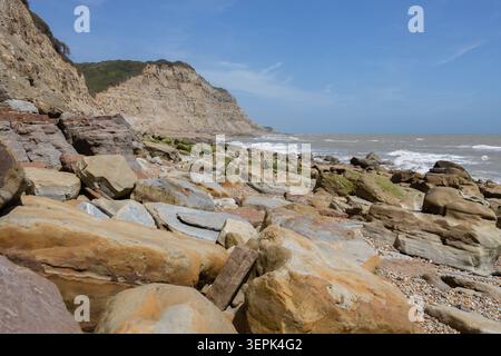 Blick auf einen Rocky Beach und Küstenhorizont Stockfoto