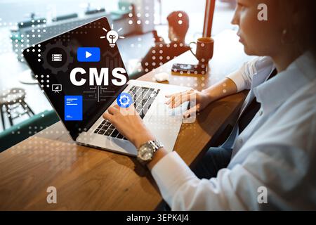 Nachmittags an einem Content Management System in einem Café arbeiten Stockfoto