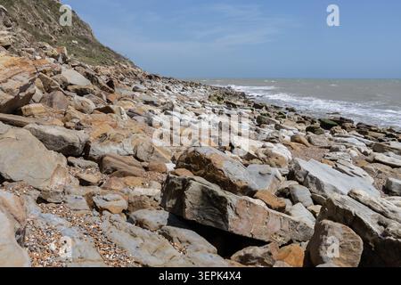 Blick auf einen Rocky Beach und Küstenhorizont Stockfoto