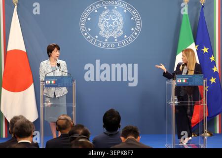 Rom, Italien. Juni 2026. Rom, Italien - 15. Juni 2026: In der Villa Pamphilj trifft sich Premierminister Giorgia Meloni mit dem japanischen Premierminister Sanae Takaichi. Die Tagung bekräftigt die Stärke der bilateralen Beziehungen und das gemeinsame Engagement für die Stärkung der Zusammenarbeit und Freundschaft zwischen Italien und Japan in Schlüsselbereichen von strategischem Interesse. Quelle: Unabhängige Fotoagentur/Alamy Live News Stockfoto