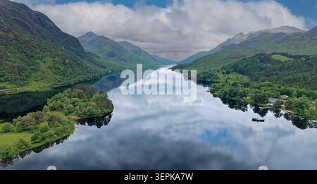 Loch Shiel Glenfinnan Schottland im Frühsommer ein Blick auf das baumgesäumte Loch Stockfoto