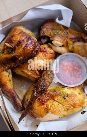 Eine lebhafte Nahaufnahme von gegrilltem Hühnchen aus dem Nahen Osten Stockfoto