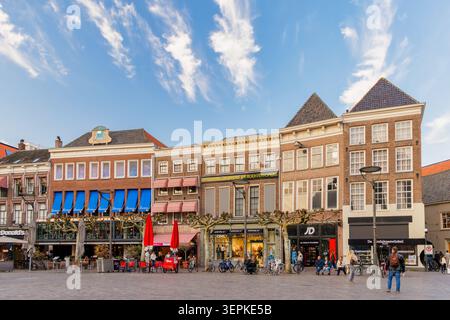 Zwolle, Niederlande - 19. März 2026: Platz mit Einzelhandelsgeschäften in der historischen Stadt Zwolle, Niederlande Stockfoto