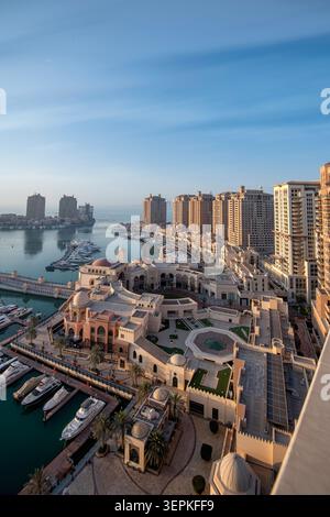 Doha, Katar - 28. April 2026: Luftaufnahme von Pearl Qatar Porto Arabien Doha Stockfoto