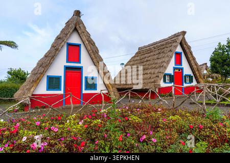 Traditionelle Häuser von Santana, Casas de Santana in Santana Madeira Portugal, ikonische dreieckige strohgedeckte Hütten und ein kulturelles Wahrzeichen. Stockfoto