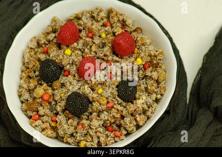 Kutia mit kandierten Früchten und Haselnüssen. Weihnachtsgericht aus Weizenkörnern. Süßes Pilaw mit getrockneten Früchten. Teller mit Kutia mit getrockneten Früchten. Stockfoto